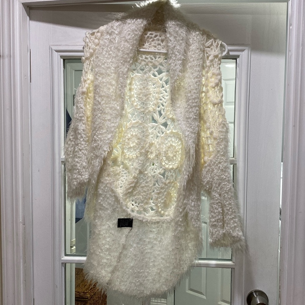 Slonl Woman’s White Fury Winter Coat Size Large/X large Brand New with Tags